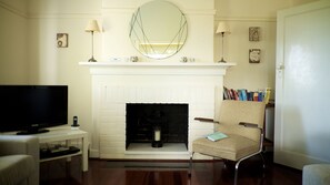 TV - Bel Air Apartment Cottesloe (Cottesloe)