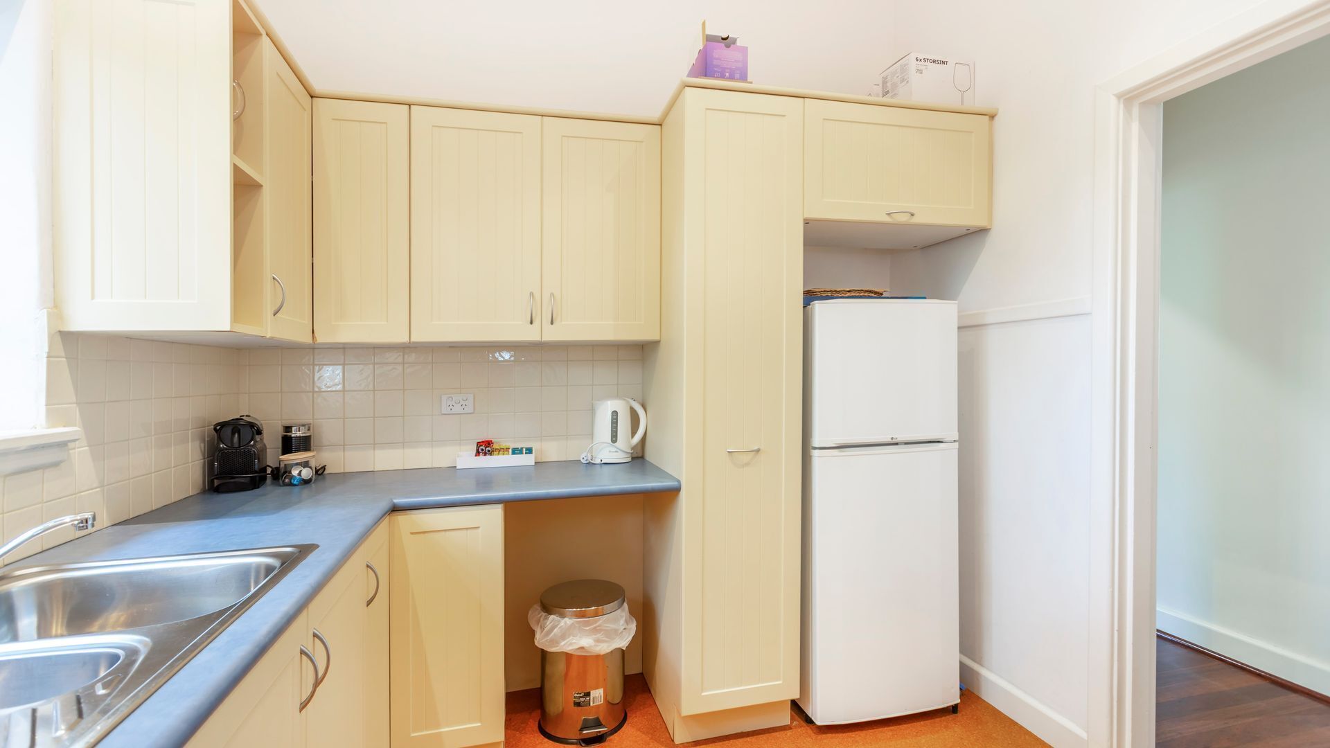Microwave, oven, dishwasher, coffee/tea maker
