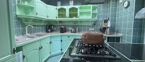 Frigorifero, microonde, forno, piano cottura