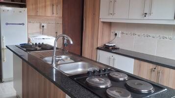 Een microgolfoven, een oven, een kookplaat