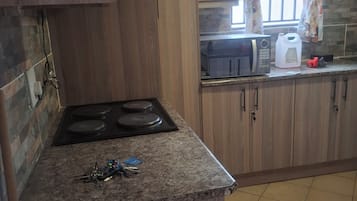 Microondas, horno y placa de cocina