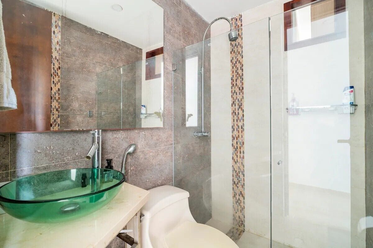 Kamar Standar, pemandangan kebun | Kamar mandi | Shower, handuk, sabun, dan sampo