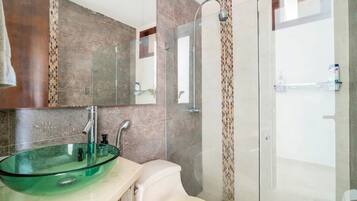 Kamar Standar, pemandangan kebun | Kamar mandi | Shower, handuk, sabun, dan sampo