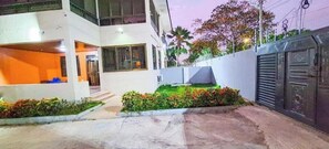 Property grounds - Cozy Luxury Hideouts in North Ridge Two-Bedroom Apartment (Asylum Down)