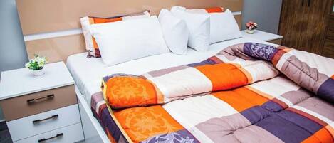 3 bedrooms, internet, bed sheets
