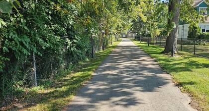 Luxury Farmhouse with Tennis/ Basketball court, Home Theater, Outdoor Hottub.