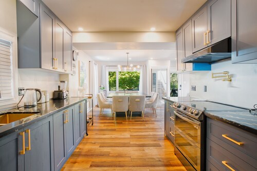 Luxury Farmhouse with Tennis/ Basketball court,  Home Theater,  Outdoor Hottub.