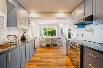 Luxury Farmhouse with Tennis/ Basketball court,  Home Theater,  Outdoor Hottub.