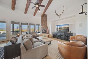 Smart TV, fireplace, stereo