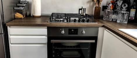 Een oven, een kookplaat, een vaatwasser