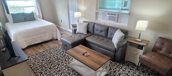 Lakefront Views-Private Porch and Deck- Close to the Villages in Leesburg