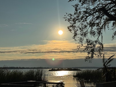 Lakefront Views-Private Porch and Deck- Close to the Villages in Leesburg