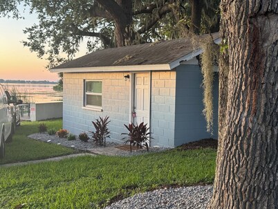 Lakefront Views-Private Porch and Deck- Close to the Villages in Leesburg