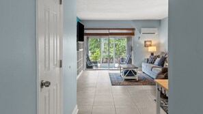 TV, DVD player - Tradewinds in Marathon (Marathon)