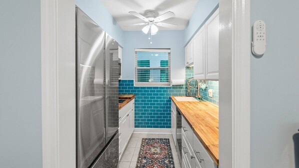 Oven, stovetop, coffee/tea maker, cookware/dishes/utensils