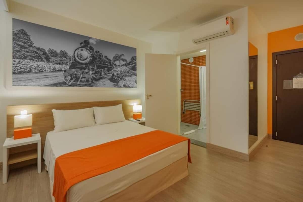 Quarto casal standard, 1 cama de casal, acessível para pessoas com deficiência física | Cofres nos quartos, escrivaninha, espaço de trabalho para notebook