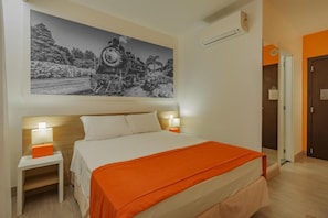 Quarto casal standard, 1 cama de casal, para não fumantes, banheiro privativo | Cofres nos quartos, escrivaninha, espaço de trabalho para notebook