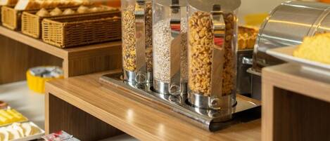 Un buffet de petit-déjeuner proposant une variété d’aliments et de plats.