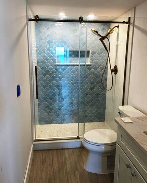 Dusche, Haartrockner, Handtücher, Seife