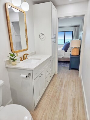 Suihku, hiustenkuivaaja, pyyhkeet, vessapaperi