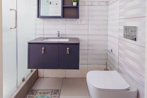 Hårtork, handdukar, tvål och toalettpapper