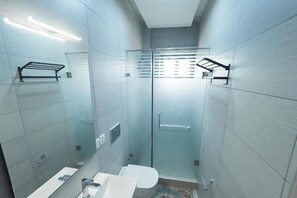 Hair dryer, towels, soap, toilet paper - Marvelous 4-bedroom apartment in Achimota with AC (Achimota)