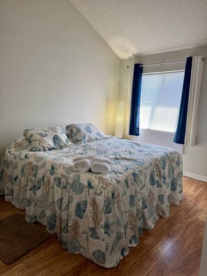 2 bedrooms, desk, WiFi, bed sheets