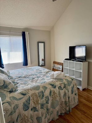 2 bedrooms, desk, WiFi, bed sheets