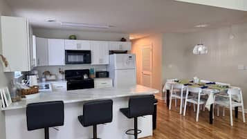 Frigorífico, microondas, horno y placa de cocina