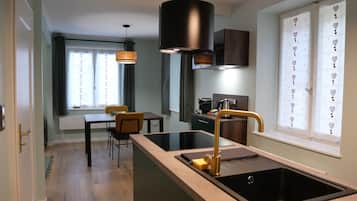 Réfrigérateur, micro-ondes, four, plaque de cuisson