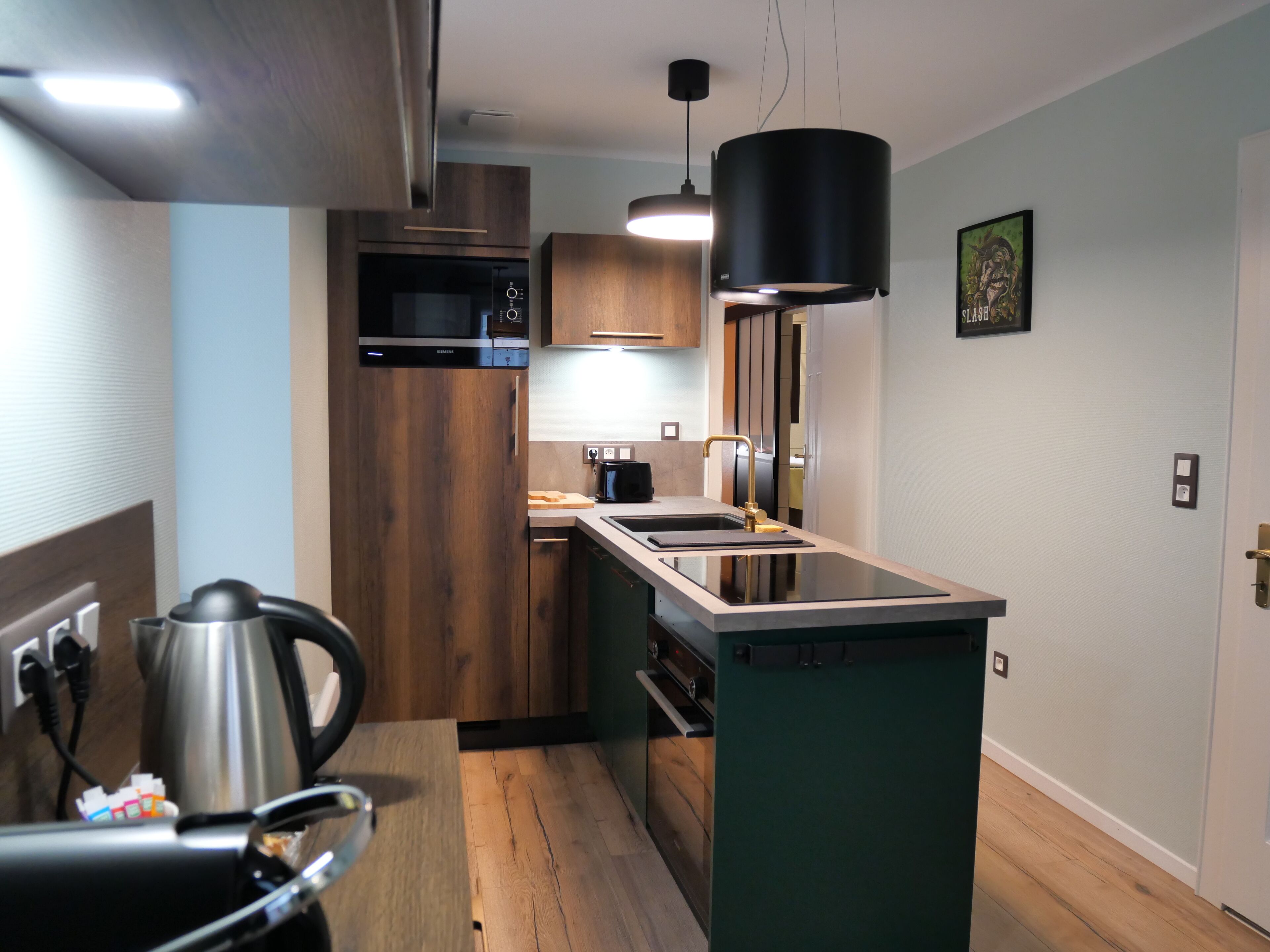 Frigorifero, microonde, forno, piano cottura