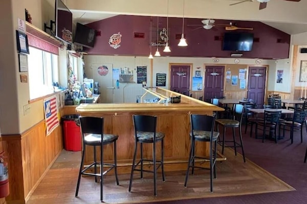 Serves lunch and dinner