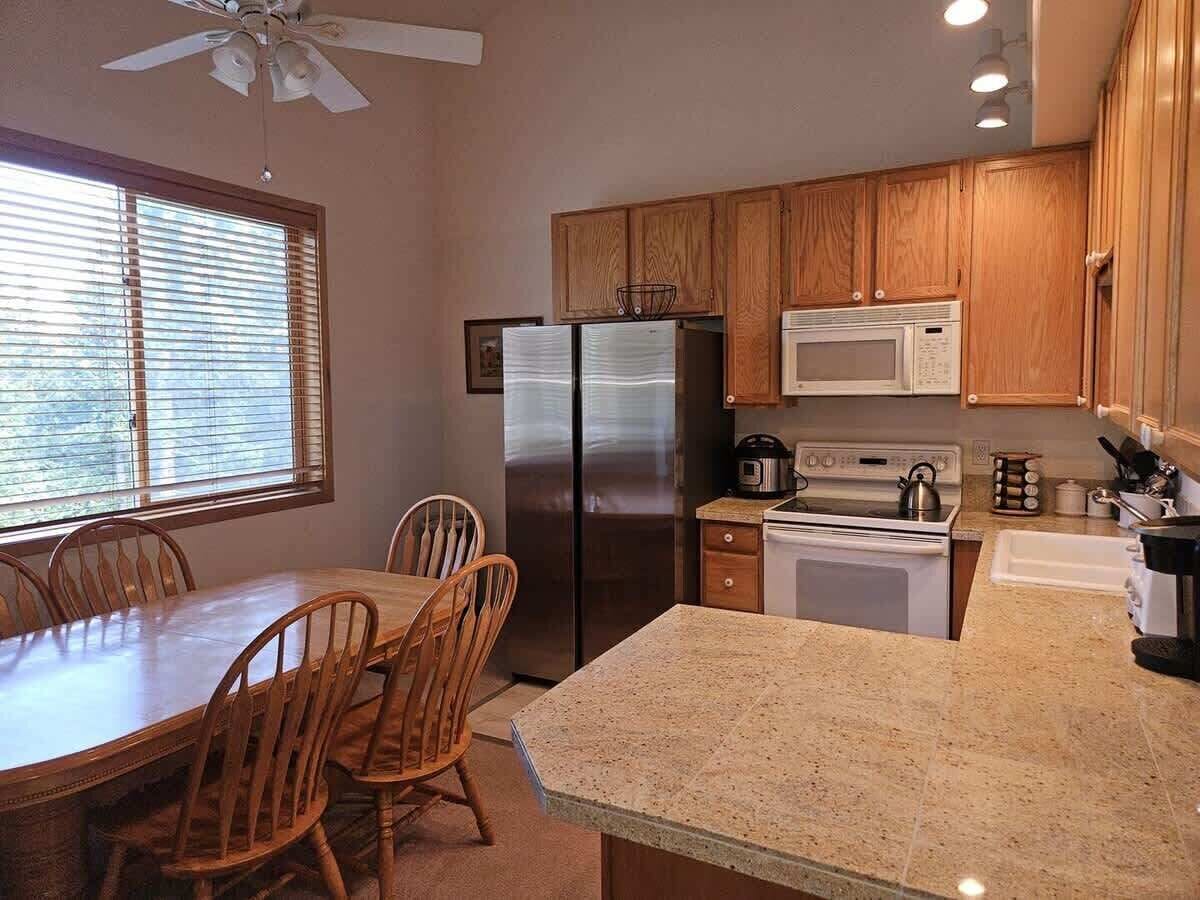 Coffee/tea maker, fridge, microwave, oven