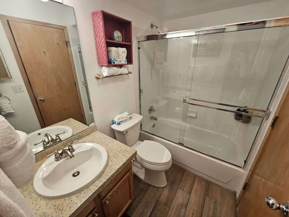 Ein Badezimmer mit Waschbecken, Toilette und Duschkabine.