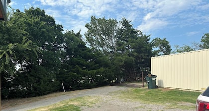 2-bedroom 1 bath Barndominium in Cushing- Country/Western/Music/Pet Friendly