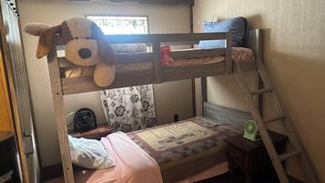 3 bedrooms, iron/ironing board, free WiFi, bed sheets