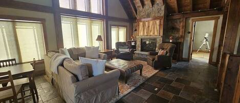 Televisión y chimenea