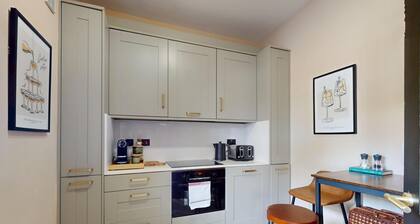 Stylish 2-Bed Cottage w/ Courtyard Garden Near South Ealing Tube Station