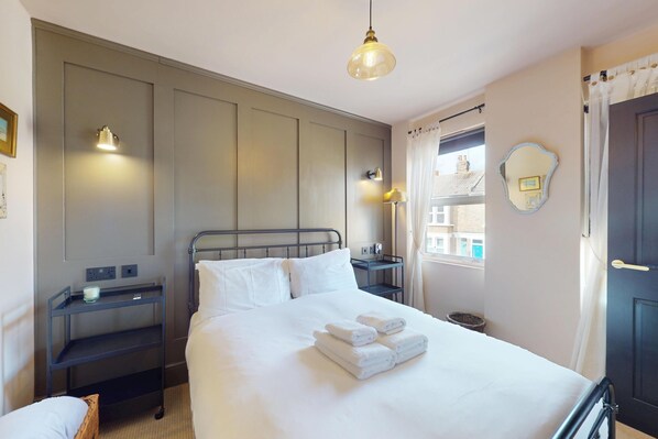 2 bedrooms, iron/ironing board, Internet, bed sheets