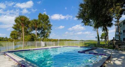 Bright & Cozy 2BR Condo Minutes from Disney Parks