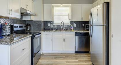 Central Location Private Backyard Modern & Spacious