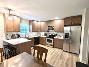 ثلاجة، ميكروويف، فرن، موقد طهي مسطح