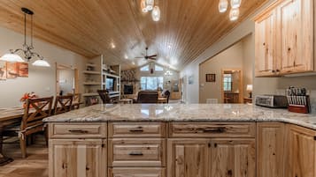 Cabin, Multiple Beds, Hot Tub, Mountain View (Heavenly Pines) | Interior