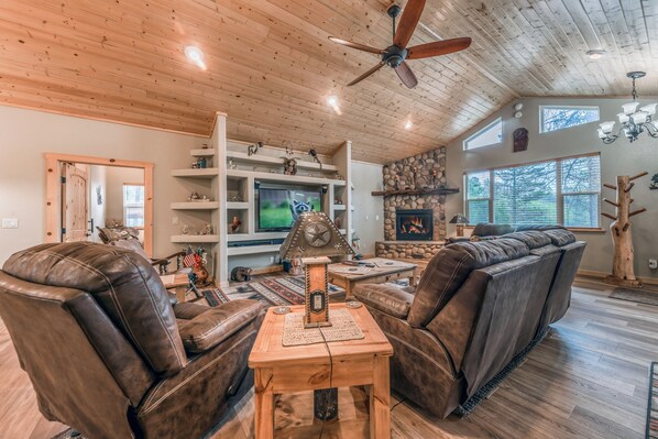 Cabin, Multiple Beds, Hot Tub, Mountain View (Heavenly Pines) | Living area | 40-inch TV with digital channels