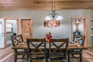 Cabaña, varias camas, hidromasaje, vista a la montaña (Heavenly Pines) | Restaurantes