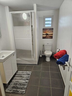 Dusche, Haartrockner, Handtücher