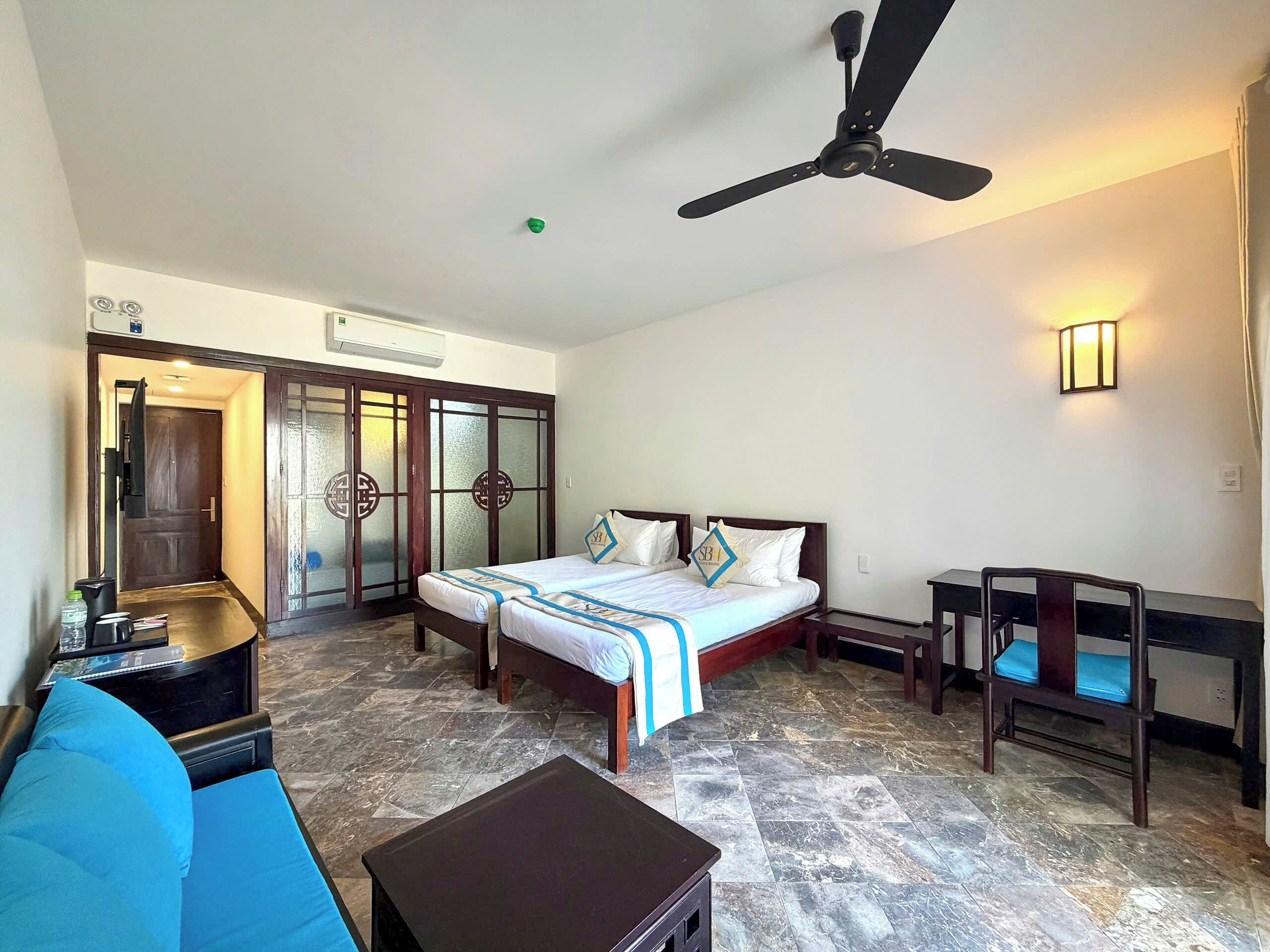 Dobbeltrom – standard | Safe på rommet, skrivebord, blendingsgardiner og wi-fi (inkludert)