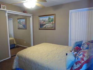 2 bedrooms, desk, iron/ironing board, WiFi