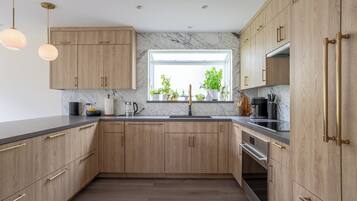 冰箱、微波炉、烤箱、炉灶