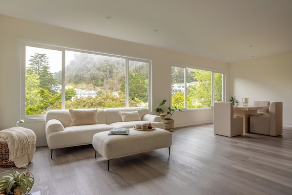 Smart-TV, Kamin, Stereoanlage, Computerbildschirme